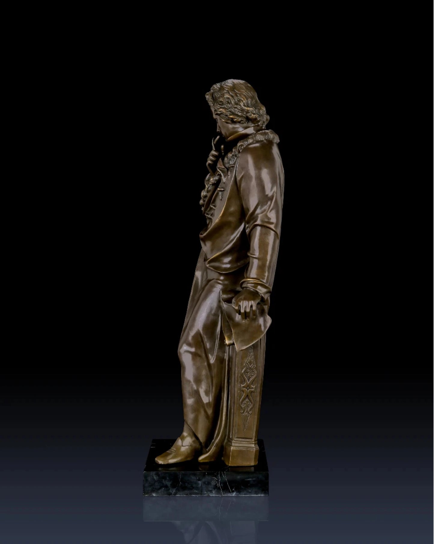 Full-length bronze statue of Ludwig van Beethoven, capturing his creative genius and strength. Handcrafted sculpture with marble base—ideal for collectors, musicians, and statement interiors.