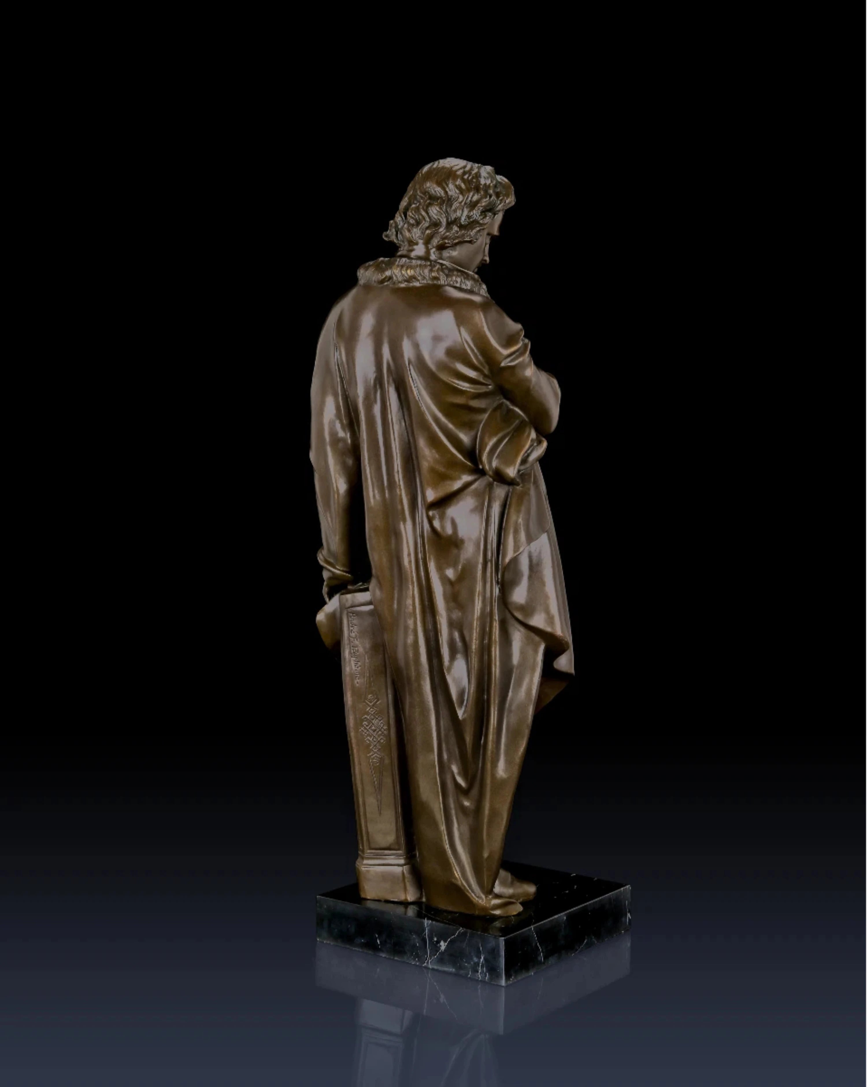 Full-length bronze statue of Ludwig van Beethoven, capturing his creative genius and strength. Handcrafted sculpture with marble base—ideal for collectors, musicians, and statement interiors.