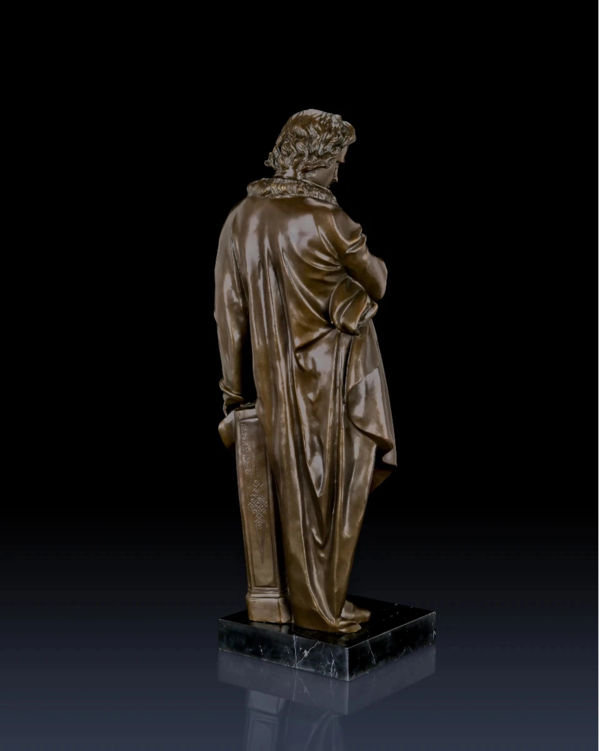 Full-length bronze statue of Ludwig van Beethoven, capturing his creative genius and strength. Handcrafted sculpture with marble base—ideal for collectors, musicians, and statement interiors.
