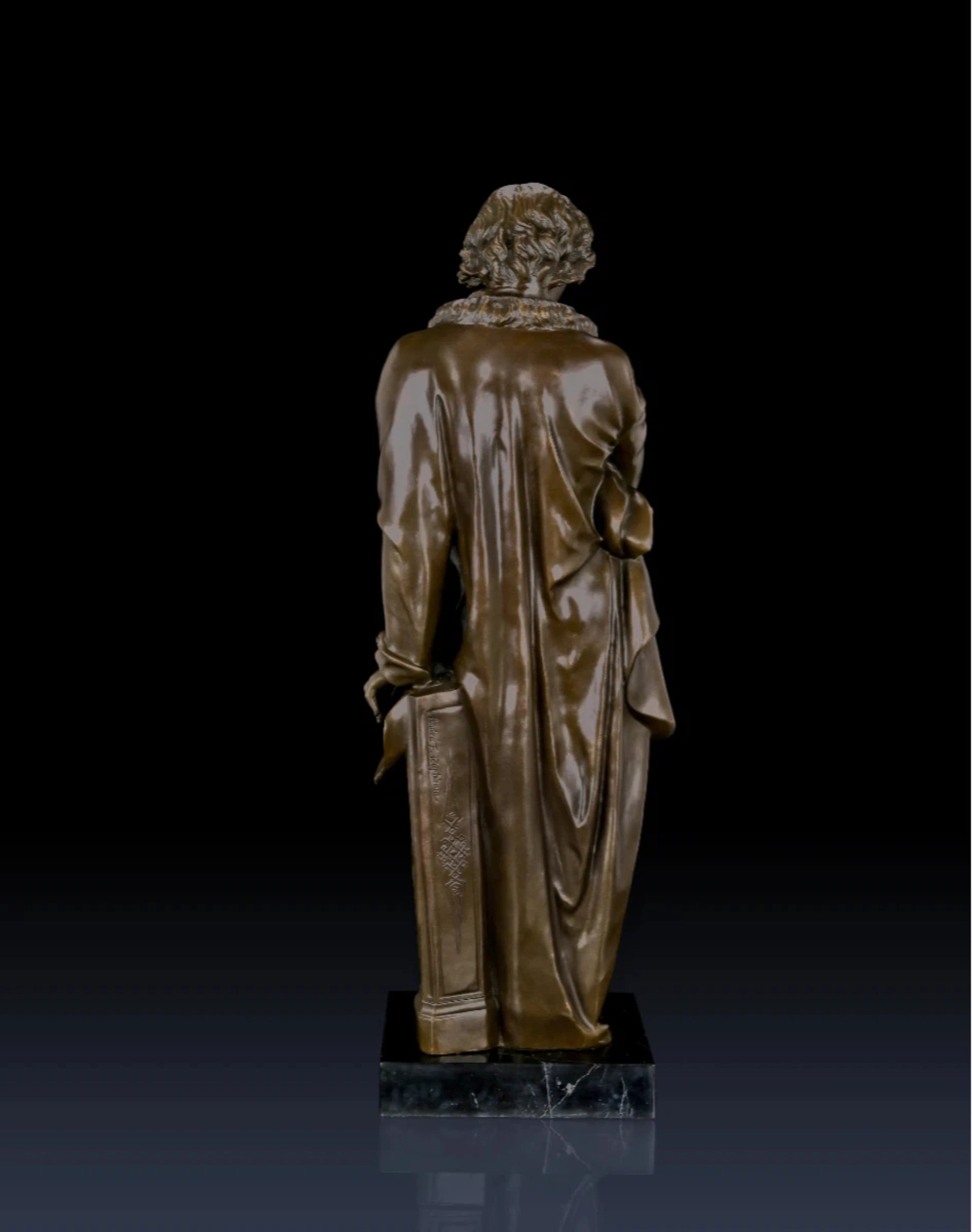 Full-length bronze statue of Ludwig van Beethoven, capturing his creative genius and strength. Handcrafted sculpture with marble base—ideal for collectors, musicians, and statement interiors.