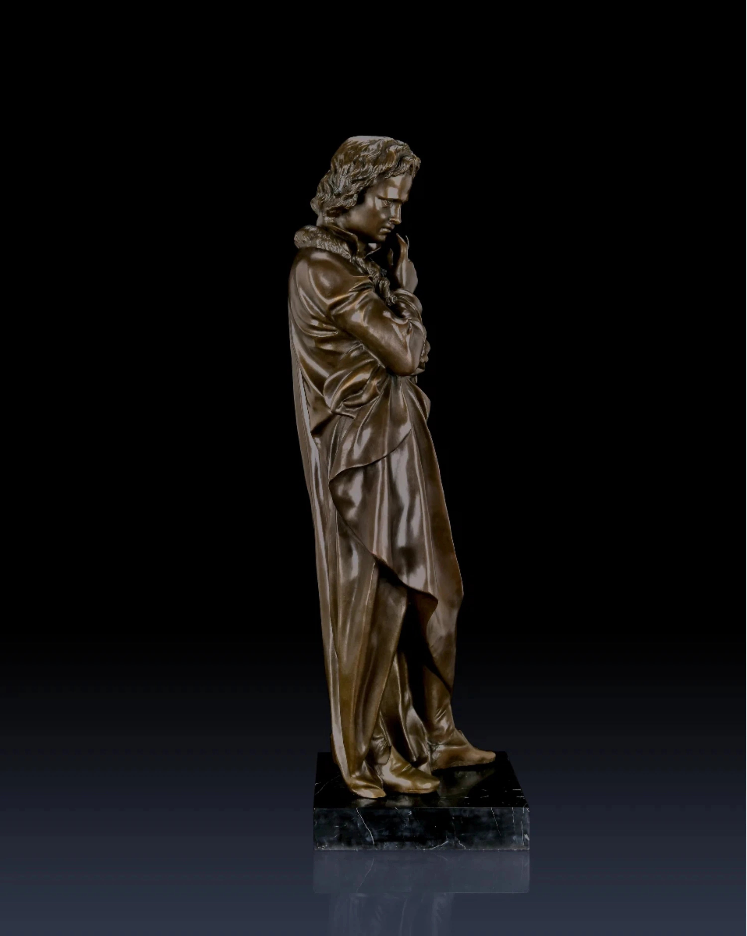 Full-length bronze statue of Ludwig van Beethoven, capturing his creative genius and strength. Handcrafted sculpture with marble base—ideal for collectors, musicians, and statement interiors.