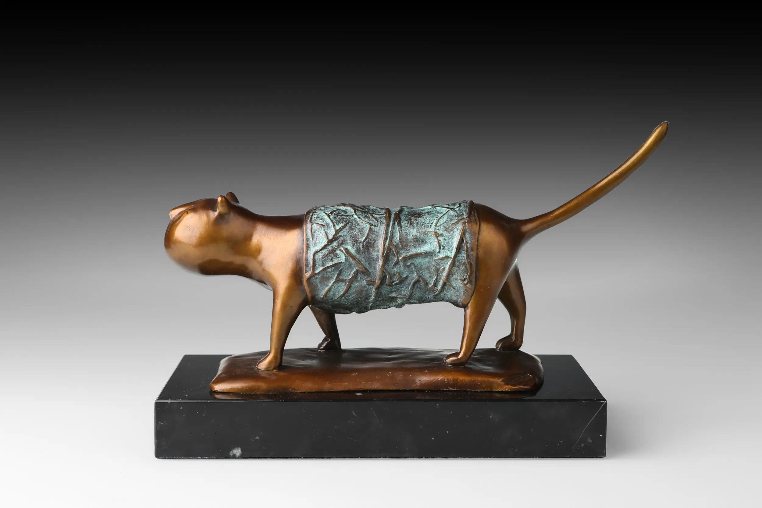 Walking Decorative Cat bronze sculpture detail view